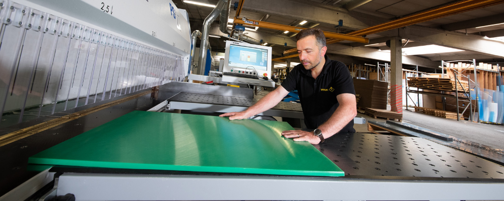 Groene kunststof plaat op maat zagen