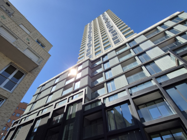 Hoog gebouw met Steni Nature gevelbekleding