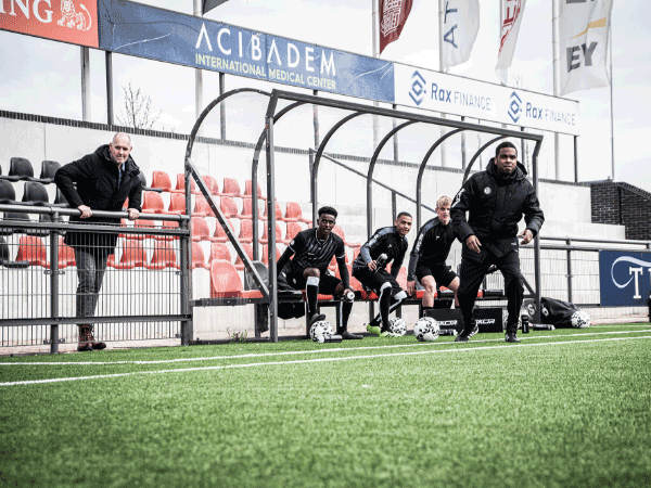 Dug-out van Lexan op een voetbalvereniging