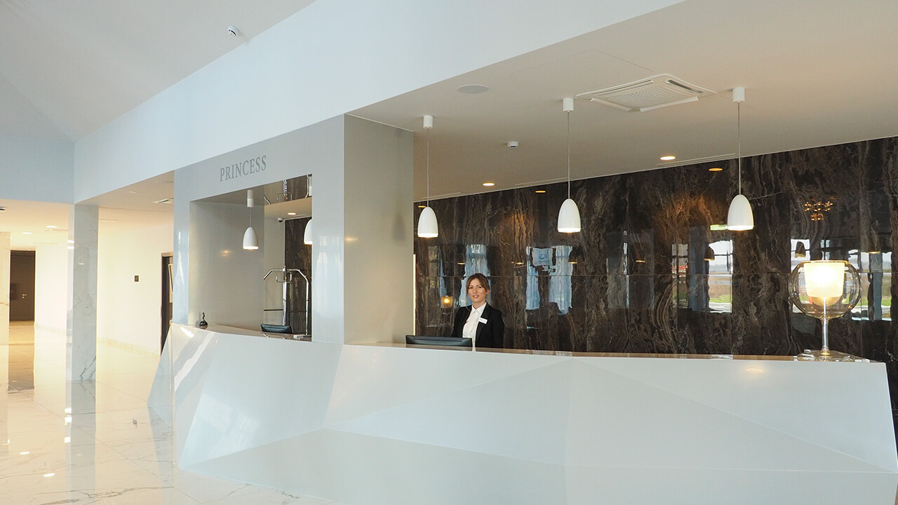 Solid Surface Kerrock hotelreceptie toepassing