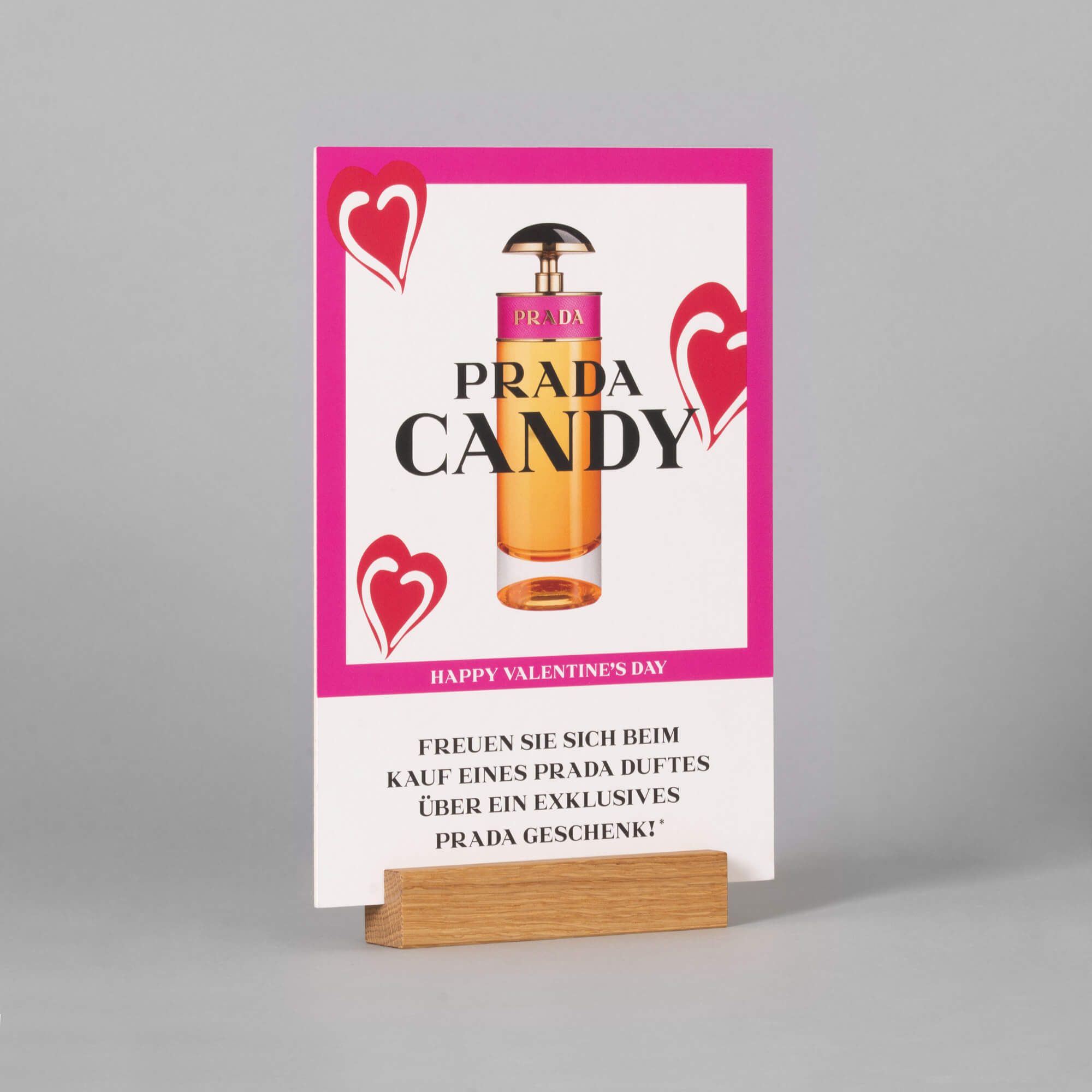 Retailtoepassing van Kroma Displayboard in een promotiedisplay voor cosmeticaproducten Staand displaybord van Kroma Displayboard met print voor parfummerk Prada