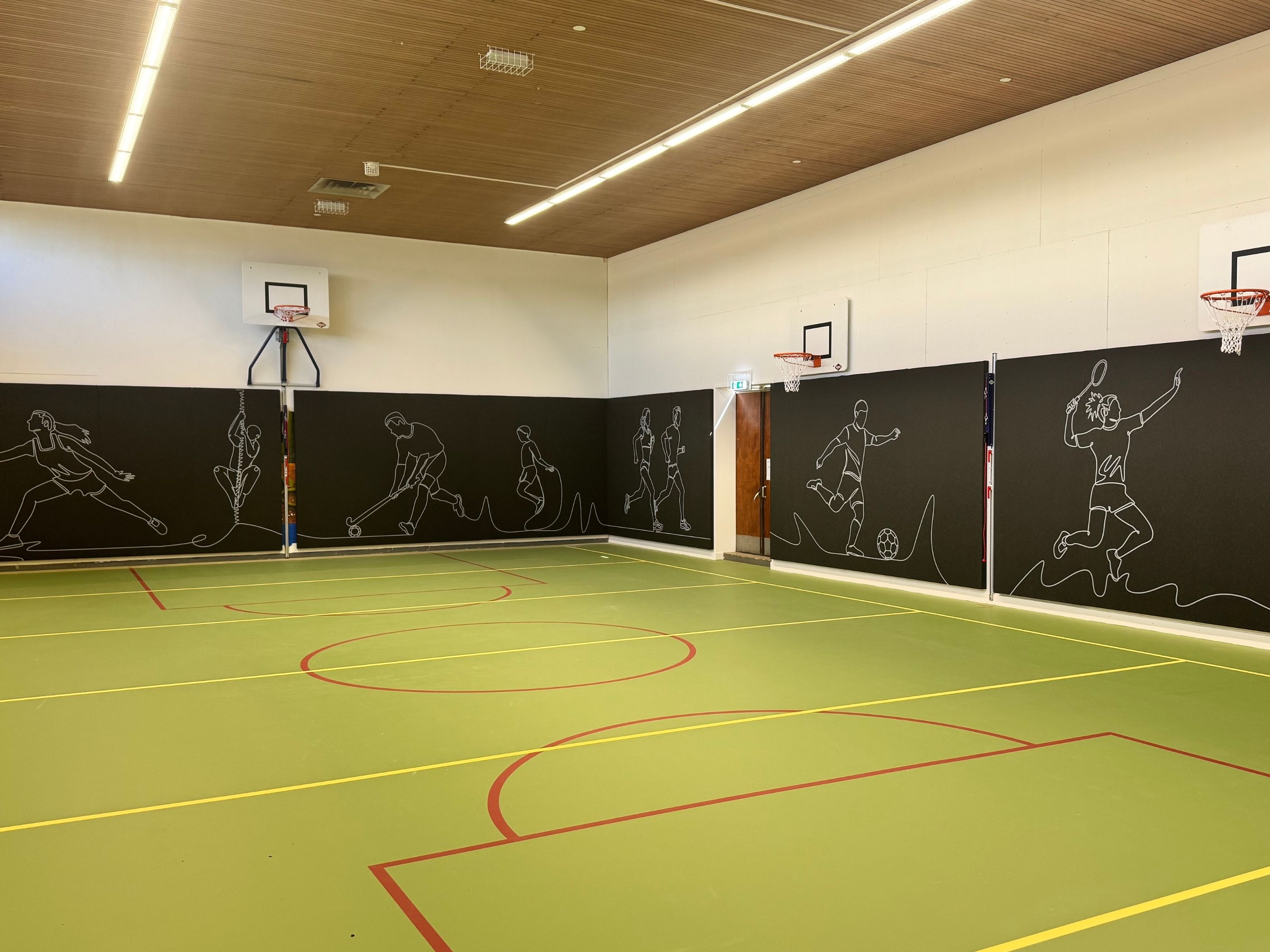 Gymzaal met harde oppervlakken en groot ruimtevolume Gymzaal met harde oppervlakken en groot ruimtevolume