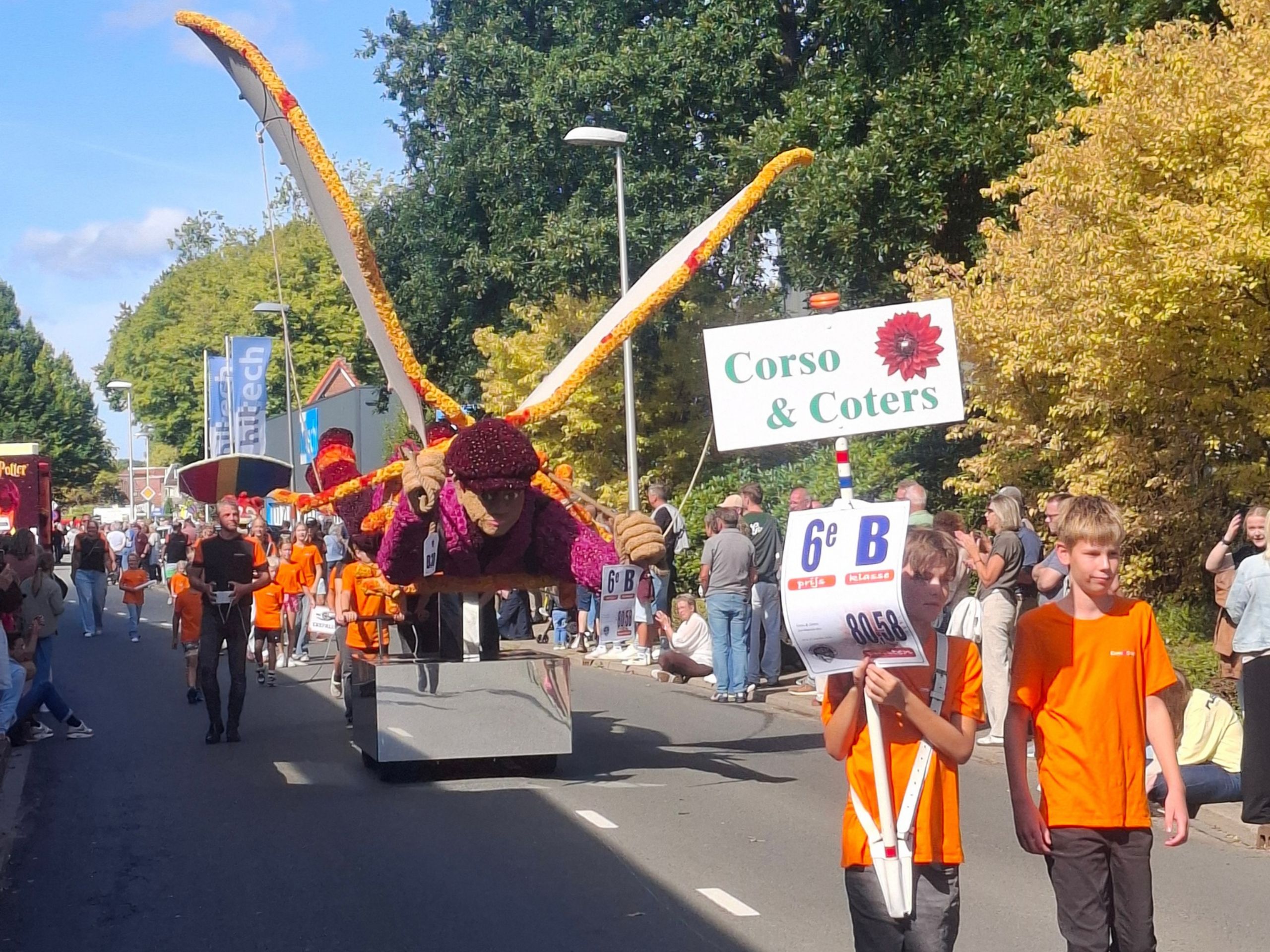Corsowagen die lijkt te zweven boven het wegdek, bloemencorso Winterswijk Corsowagen die lijkt te zweven boven het wegdek, bloemencorso Winterswijk