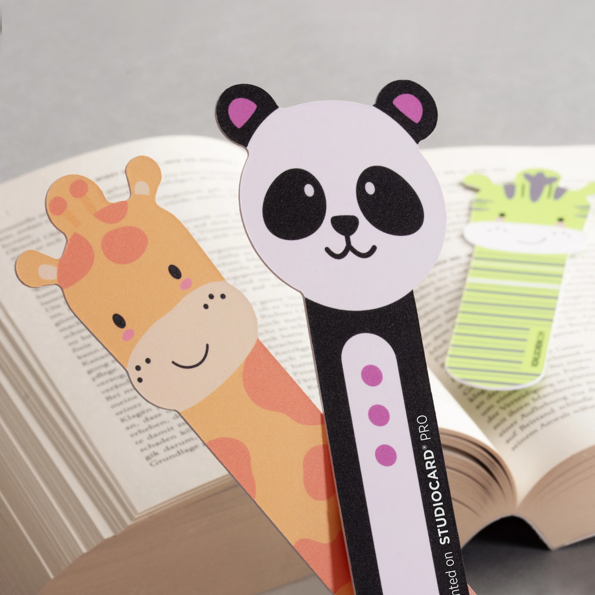 Studiocard Pro leeswijzers – creatieve en duurzame boekenaccessoires Bedrukte dieren-boekwijzers van Studiocard Pro, kleurrijk en duurzaam alternatief voor plastic.