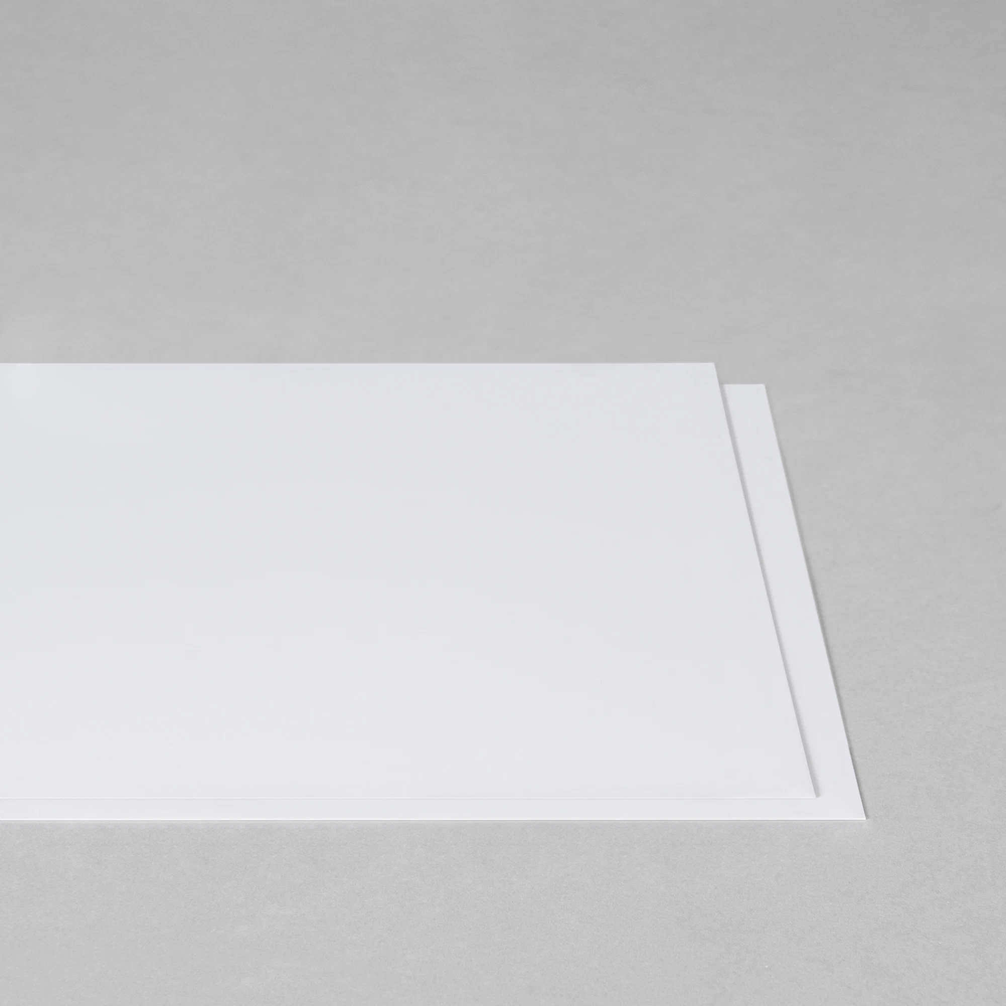 Studiocard Pro vellen – milieuvriendelijk wit plaatmateriaal Onbedrukte witte Studiocard Pro vellen, duurzaam en stevig materiaal voor creatieve toepassingen.